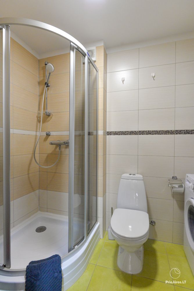 Ferienwohnungen mit Sauna, Schwimmbad in Nida, neben dem Kiefernwald