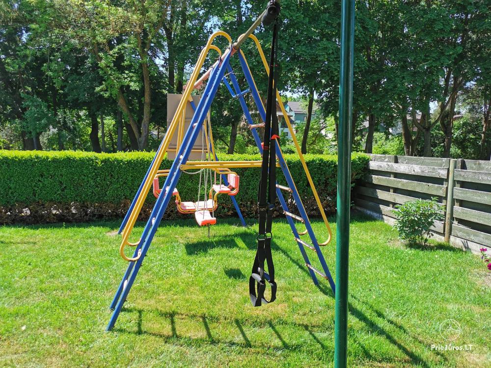 Zimmer mit Annehmlichkeiten in Palanga: Garten, Grill, Schaukeln