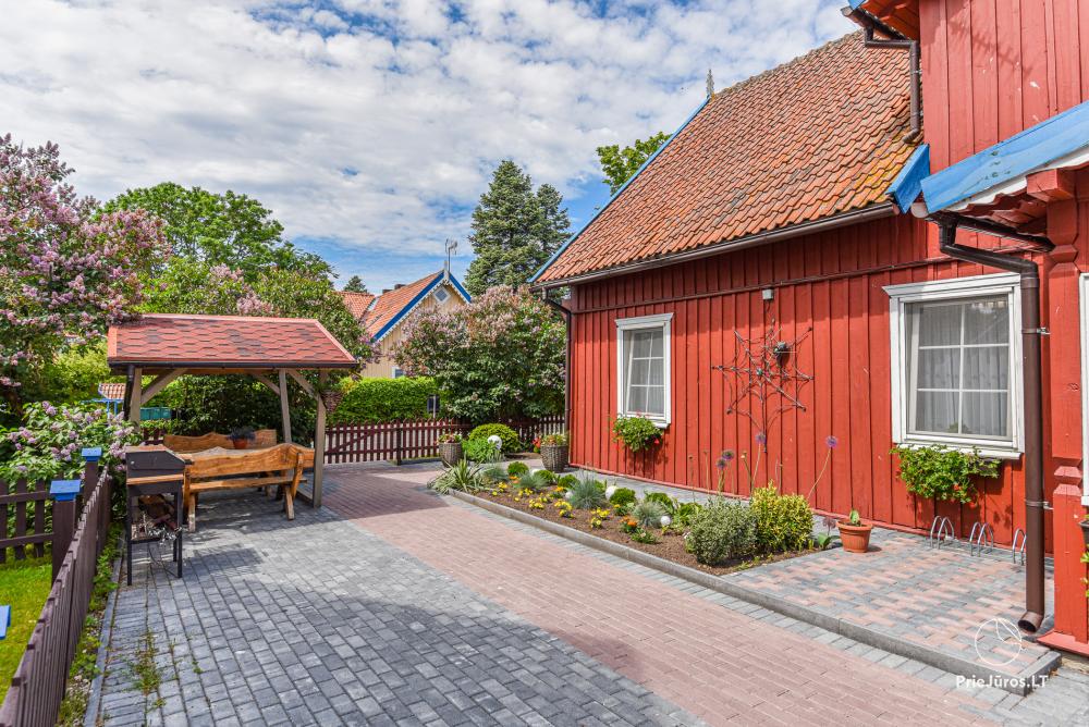 Es gibt eine Laube mit Gartenmöbeln auf dem Hof!