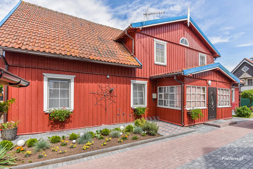 Es gibt eine Laube mit Gartenmöbeln auf dem Hof!