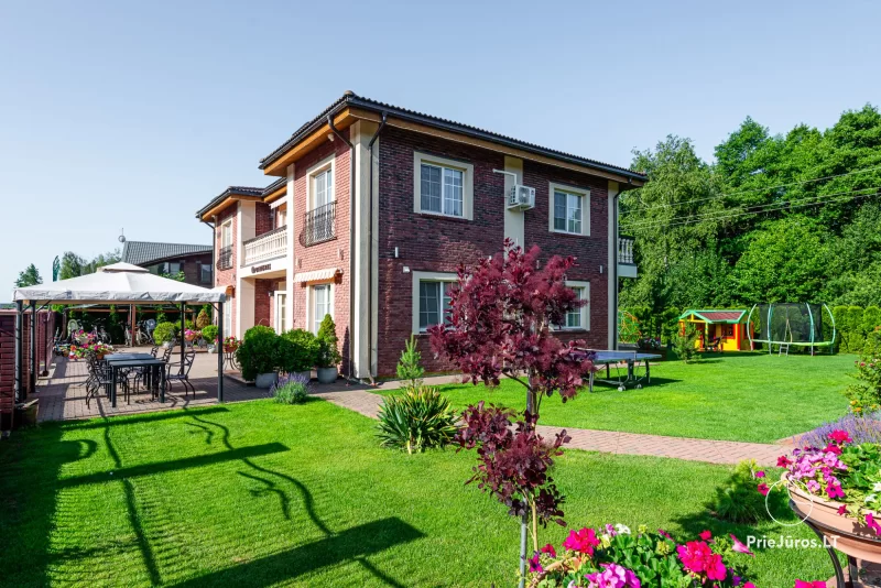 In Kunigiskiai, in der Villa „Optimistas“, Appartements, Zimmer mit Kochnische, Terrasse oder Balkon. Ferienhaus mit zwei Schlafzimmern und Terrasse.