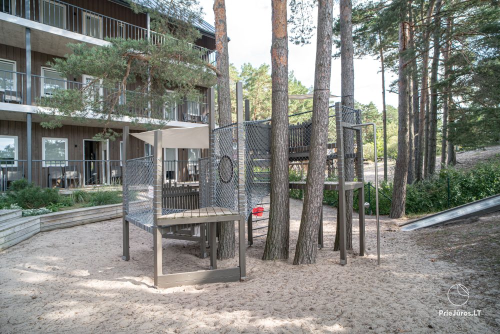 Forus wohnungen in einem kiefernwald, in der nähe des meeres