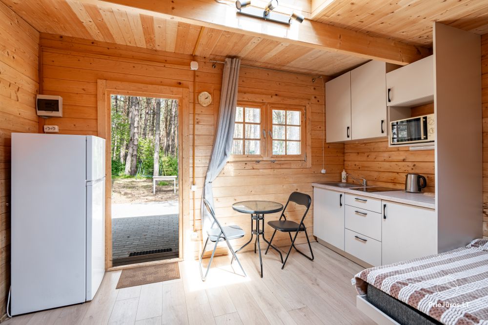 Hütten im Kiefernwald von Palanga, am Meer und Apartments in „Malūno vilos“