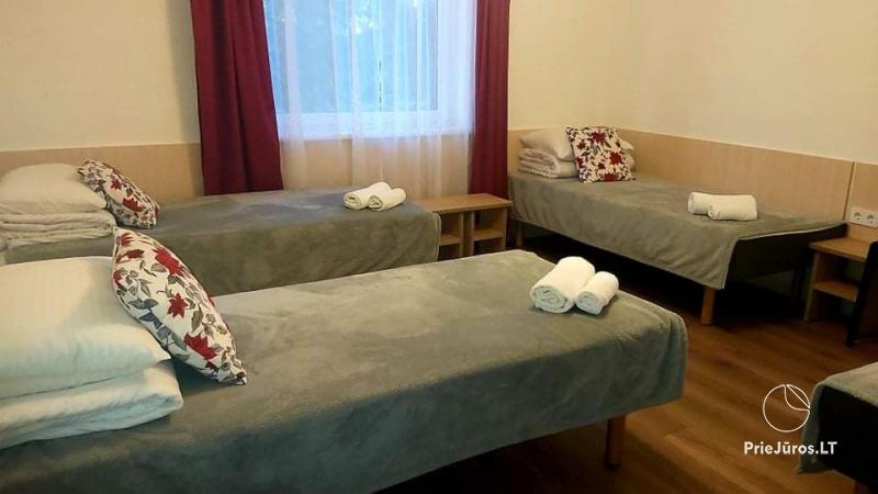 Villa Giruliai, Zimmer oder Betten zu vermieten (10 EUR) mit gemeinsamer Küche, WC und Dusche