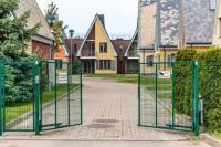 Ferienwohnungen. Familienhaus mit privatem Garten am Meer