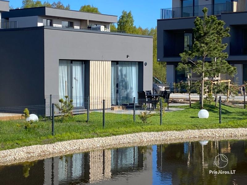 Neues Ferienhaus neben dem Teich im Komplex Mano jura