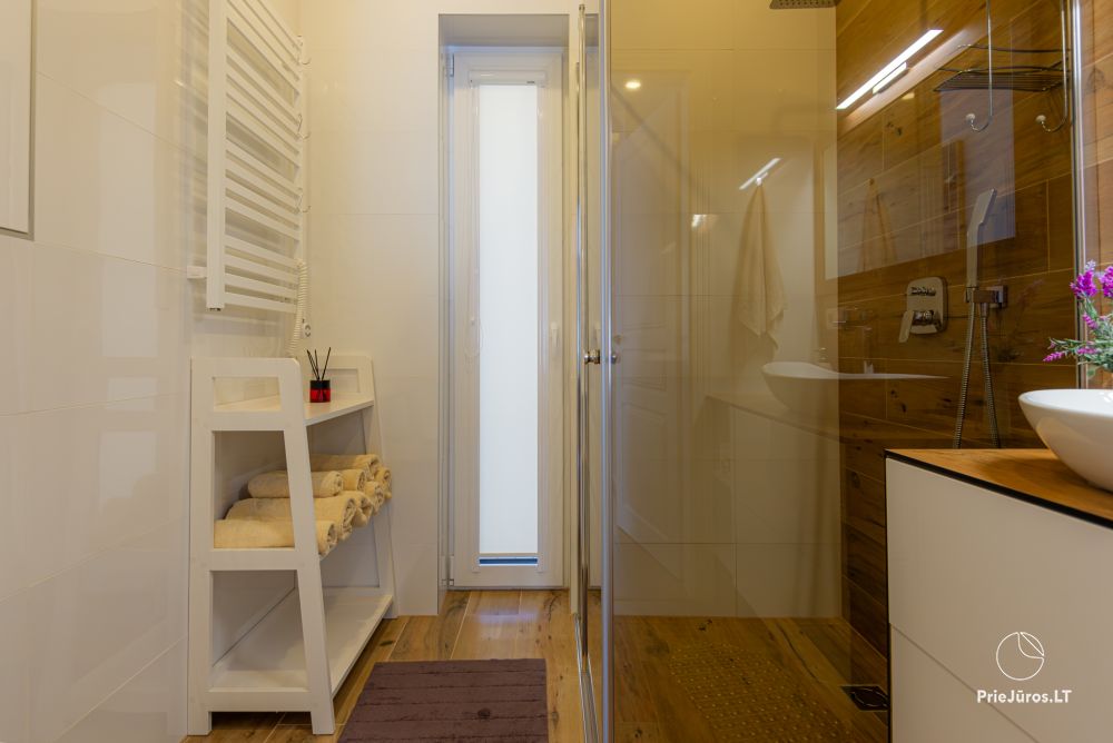 Geräumige, neue Wohnung Melyna jura mit Terrasse und Gartenmöbeln