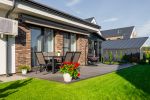 Geräumige, neue Wohnung Melyna jura mit Terrasse und Gartenmöbeln