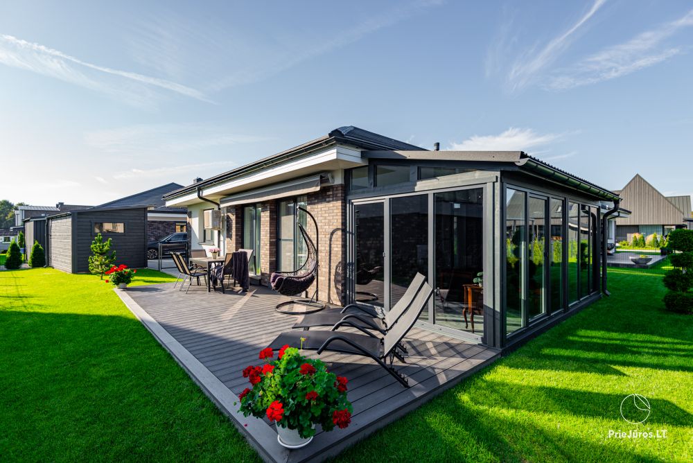 Geräumige, neue Wohnung Melyna jura mit Terrasse und Gartenmöbeln