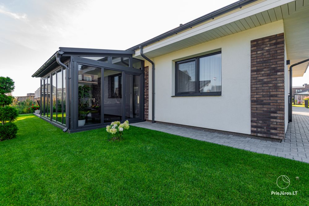 Geräumige, neue Wohnung Melyna jura mit Terrasse und Gartenmöbeln