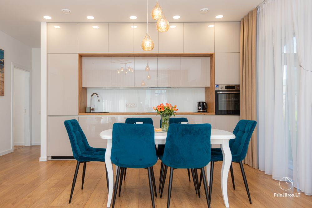 Geräumige, neue Wohnung Melyna jura mit Terrasse und Gartenmöbeln