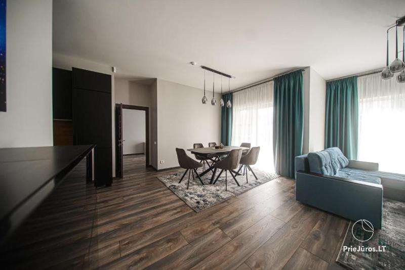 Kintų Perlas Villenvermietung. Umgeben von der ruhigen Natur der Region Pamario, 500 Meter vom Sandstrand der Kurischen Lagune entfernt.