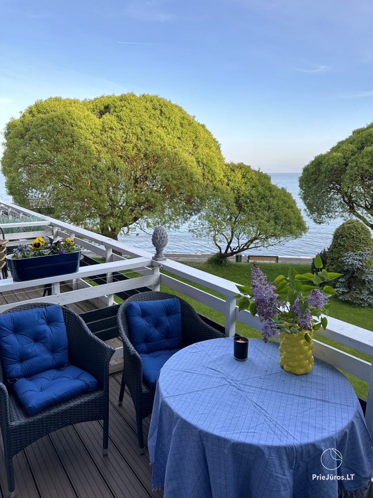 Ein stilvolles Apartment für vier Personen in Pervalka am Ufer der Lagune. Wohnung mit Terrasse für zwei Personen in Juodkrante