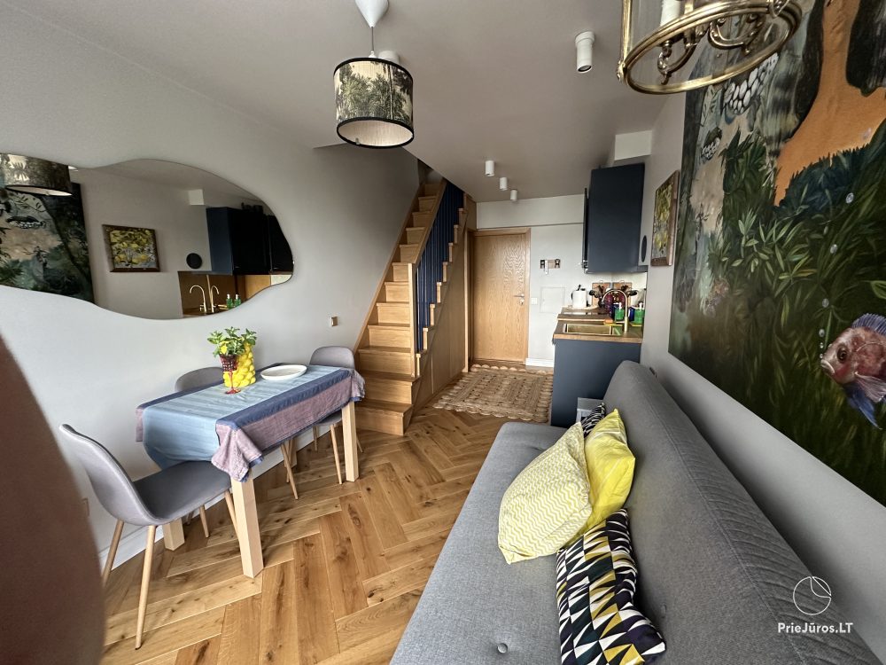 Ein stilvolles Apartment für vier Personen in Pervalka am Ufer der Lagune. Wohnung mit Terrasse für zwei Personen in Juodkrante