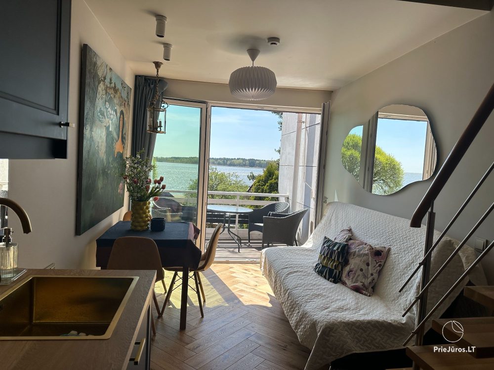 Ein stilvolles Apartment für vier Personen in Pervalka am Ufer der Lagune. Wohnung mit Terrasse für zwei Personen in Juodkrante