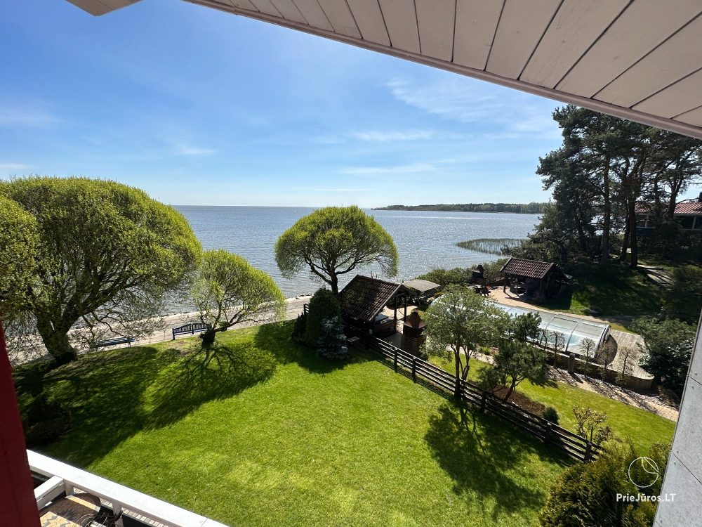 Ein stilvolles Apartment für vier Personen in Pervalka am Ufer der Lagune. Wohnung mit Terrasse für zwei Personen in Juodkrante