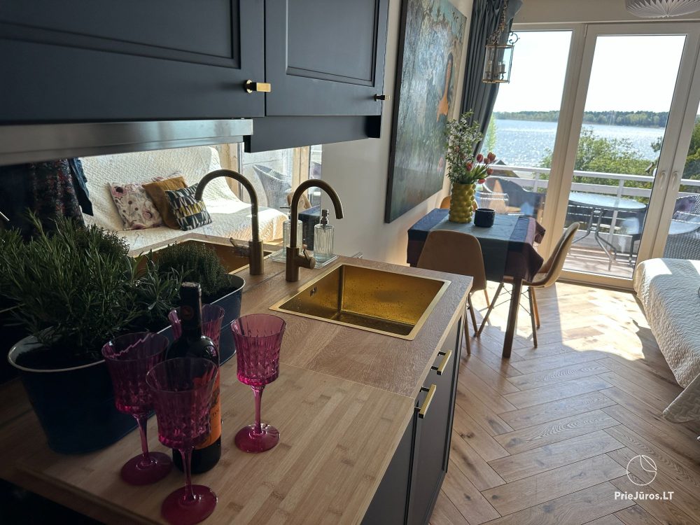Ein stilvolles Apartment für vier Personen in Pervalka am Ufer der Lagune. Wohnung mit Terrasse für zwei Personen in Juodkrante