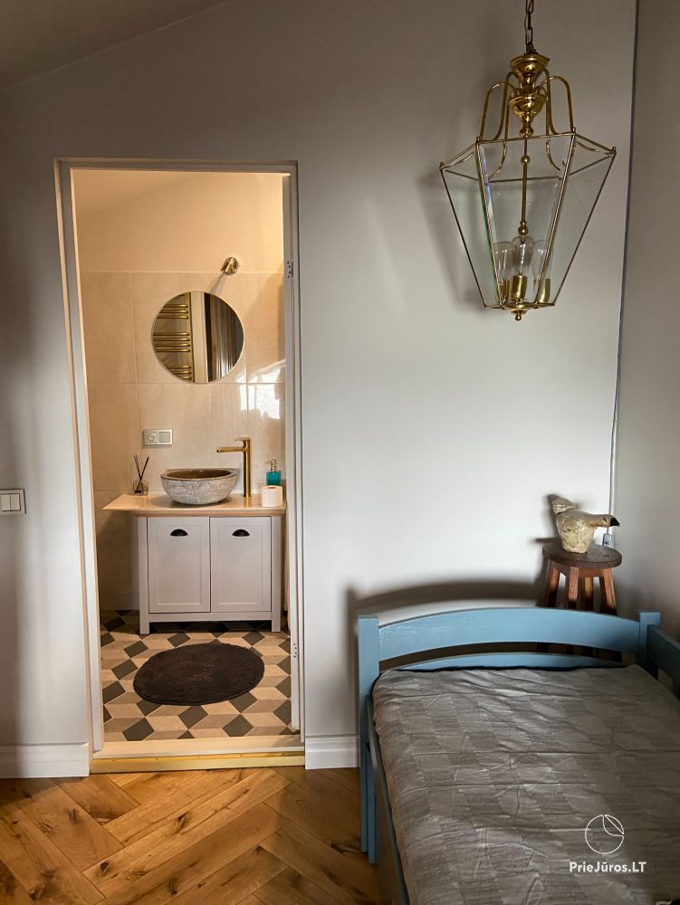 Ein stilvolles Apartment für vier Personen in Pervalka am Ufer der Lagune. Wohnung mit Terrasse für zwei Personen in Juodkrante