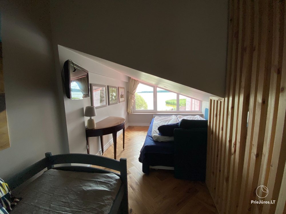Ein stilvolles Apartment für vier Personen in Pervalka am Ufer der Lagune. Wohnung mit Terrasse für zwei Personen in Juodkrante
