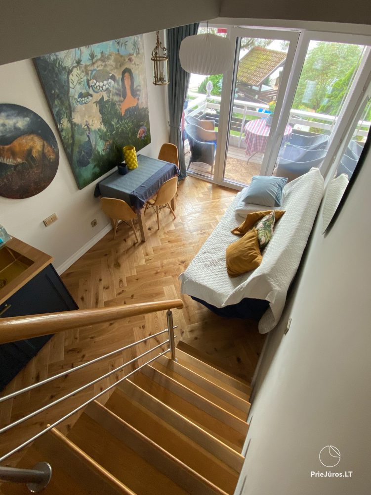 Ein stilvolles Apartment für vier Personen in Pervalka am Ufer der Lagune. Wohnung mit Terrasse für zwei Personen in Juodkrante