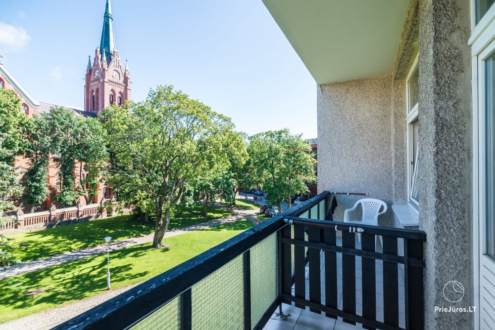 Rast im Zentrum von Palanga, neben der Kirche - 1