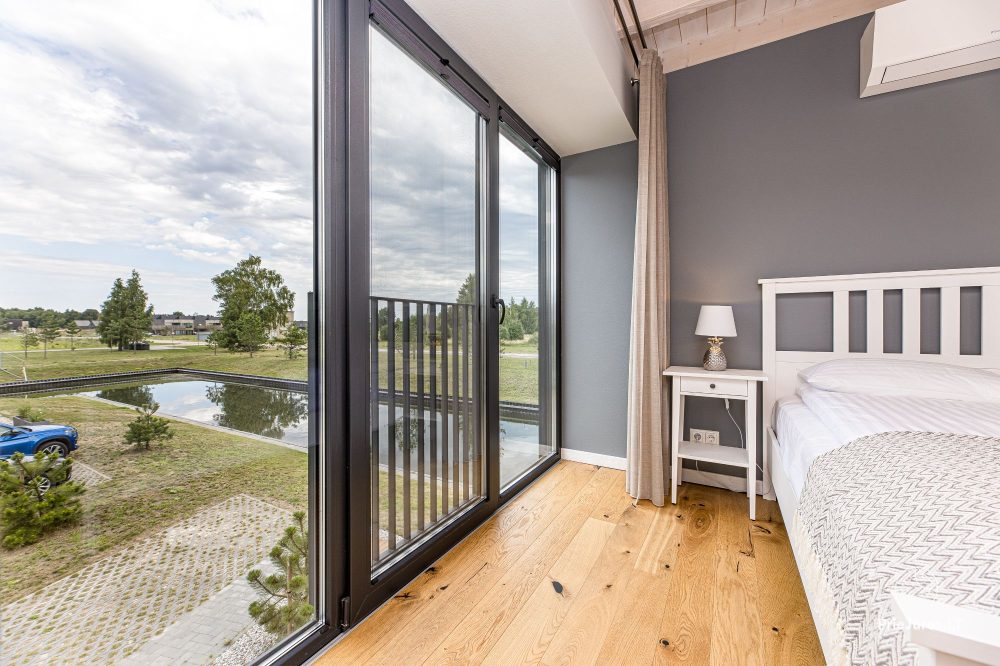 Hausvermietung ‚Flaghouse‘ in Svencelė – ein einzigartiger Ort für Erholung für sechs Personen, 3 Schlafzimmer, 2 Terrassen, Grill