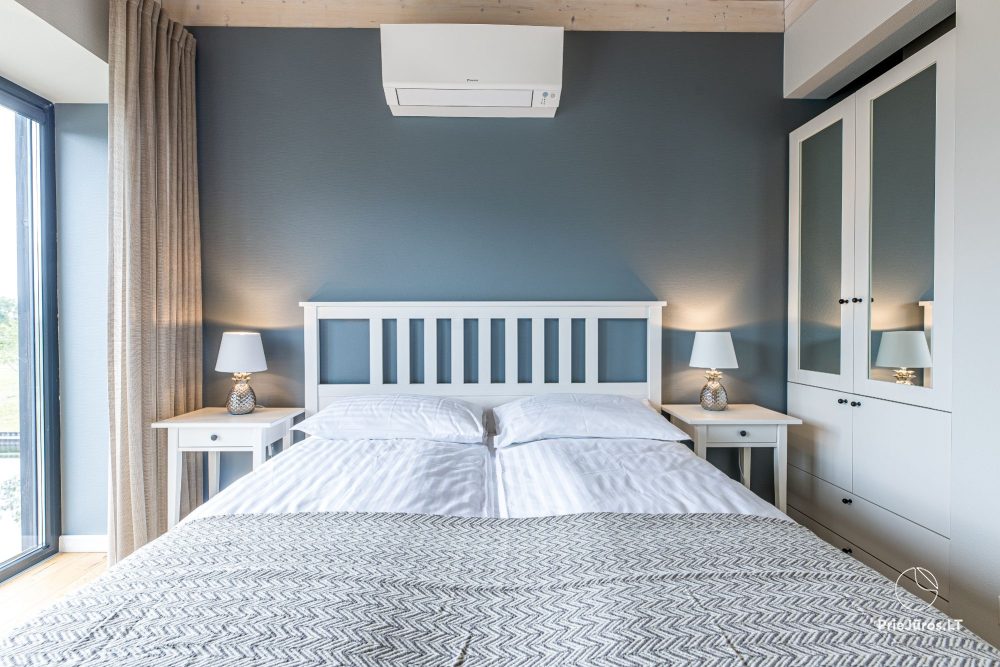 Hausvermietung ‚Flaghouse‘ in Svencelė – ein einzigartiger Ort für Erholung für sechs Personen, 3 Schlafzimmer, 2 Terrassen, Grill