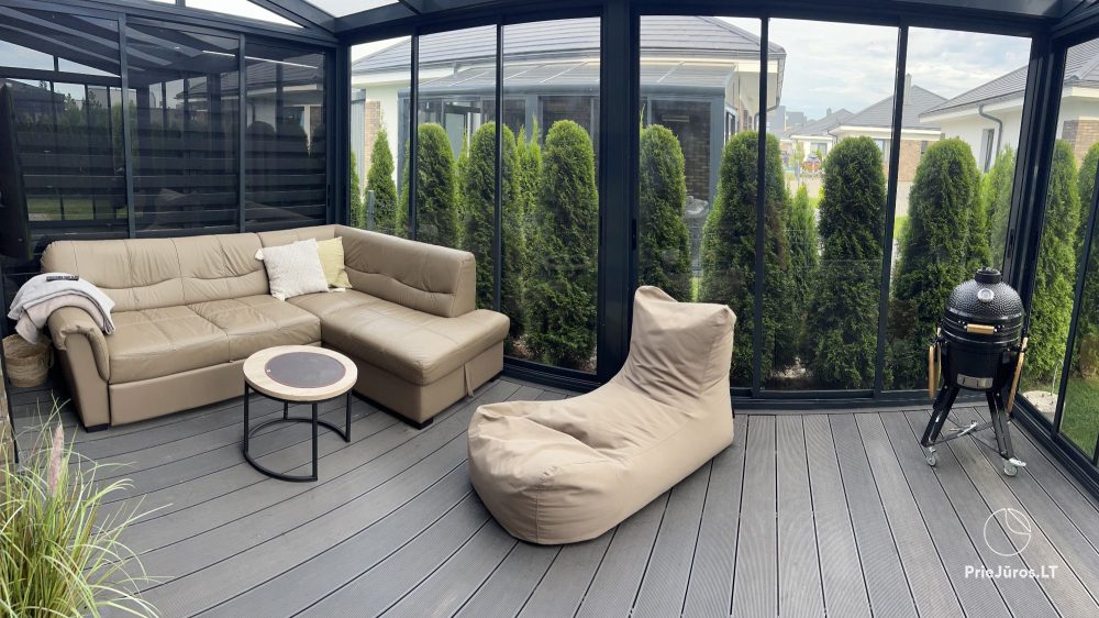 Ferienhaus mit allen Annehmlichkeiten. Verglaste Terrasse, Hof