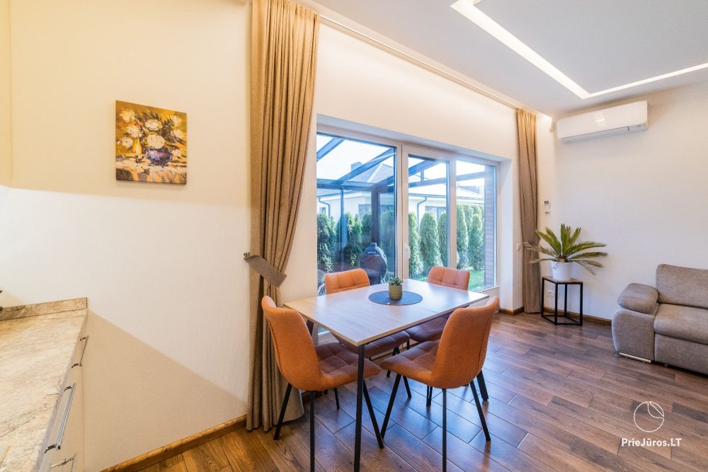 Ferienhaus mit allen Annehmlichkeiten. Verglaste Terrasse, Hof