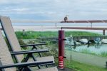 Zweistöckige Apartments mit Terrassen am Ufer der Lagune