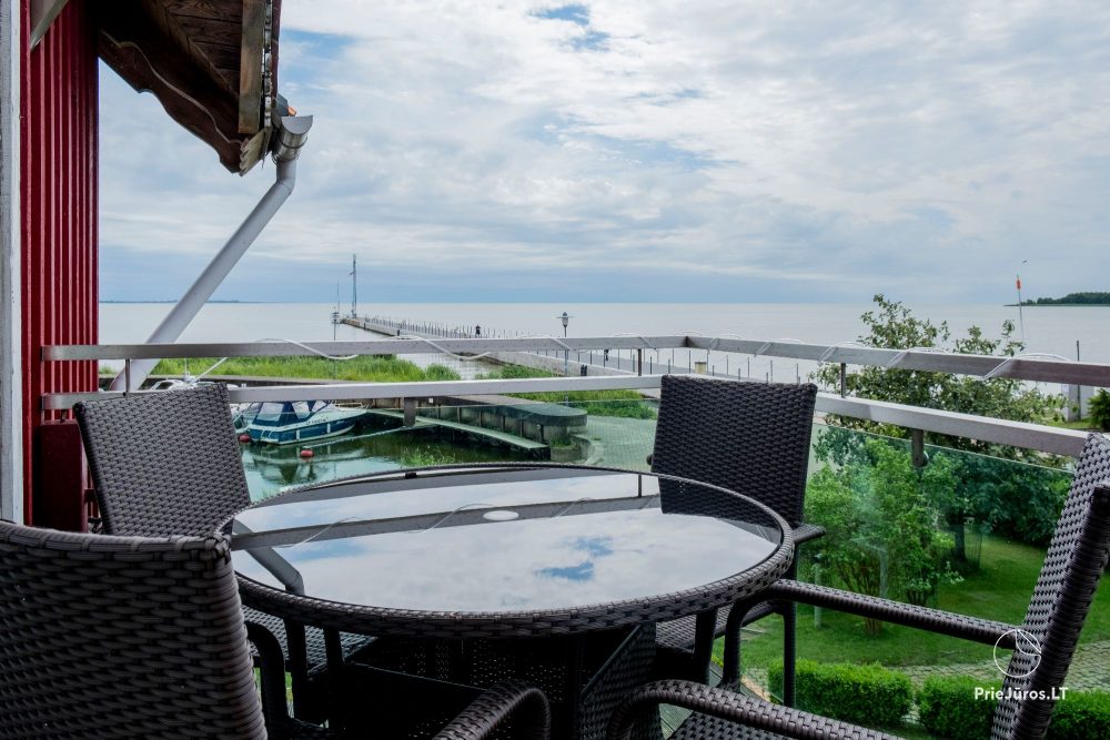 Zweistöckige Apartments mit Terrassen am Ufer der Lagune
