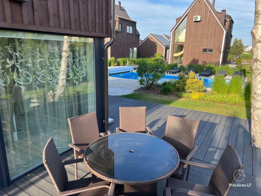 Villa zu vermieten im Komplex „Gintarine Smilga“. Pool im Hof, 400 Meter zum Meer
