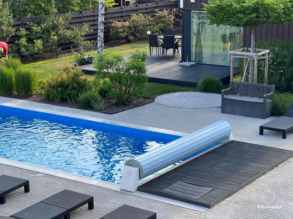 Villa zu vermieten im Komplex „Gintarine Smilga“. Pool im Hof, 400 Meter zum Meer