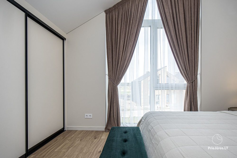 Lyrika home - in Monciškės - geräumiges Stadthaus mit 2 Schlafzimmern und Terrasse für vier Personen, im neuen Viertel J7 Beržas mit Pools, Saunen und Grill