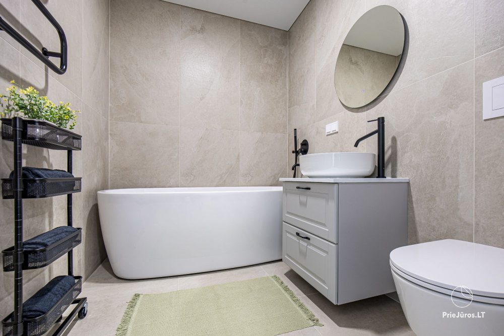 Lyrika home - in Monciškės - geräumiges Stadthaus mit 2 Schlafzimmern und Terrasse für vier Personen, im neuen Viertel J7 Beržas mit Pools, Saunen und Grill