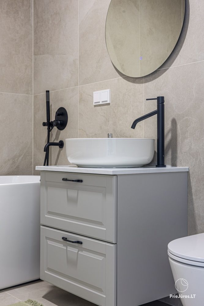 Lyrika home - in Monciškės - geräumiges Stadthaus mit 2 Schlafzimmern und Terrasse für vier Personen, im neuen Viertel J7 Beržas mit Pools, Saunen und Grill
