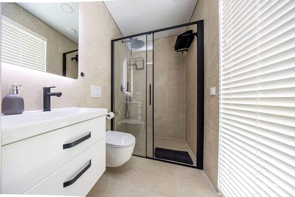 Lyrika home - in Monciškės - geräumiges Stadthaus mit 2 Schlafzimmern und Terrasse für vier Personen, im neuen Viertel J7 Beržas mit Pools, Saunen und Grill