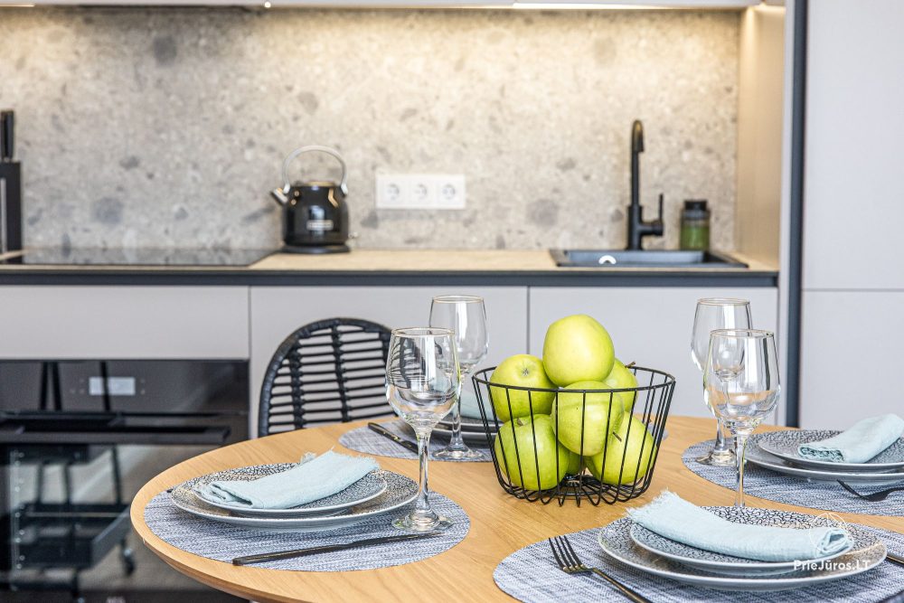 Lyrika home - in Monciškės - geräumiges Stadthaus mit 2 Schlafzimmern und Terrasse für vier Personen, im neuen Viertel J7 Beržas mit Pools, Saunen und Grill