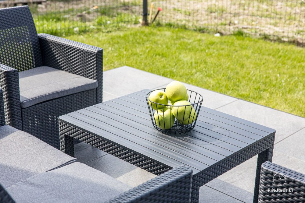 Lyrika home - in Monciškės - geräumiges Stadthaus mit 2 Schlafzimmern und Terrasse für vier Personen, im neuen Viertel J7 Beržas mit Pools, Saunen und Grill