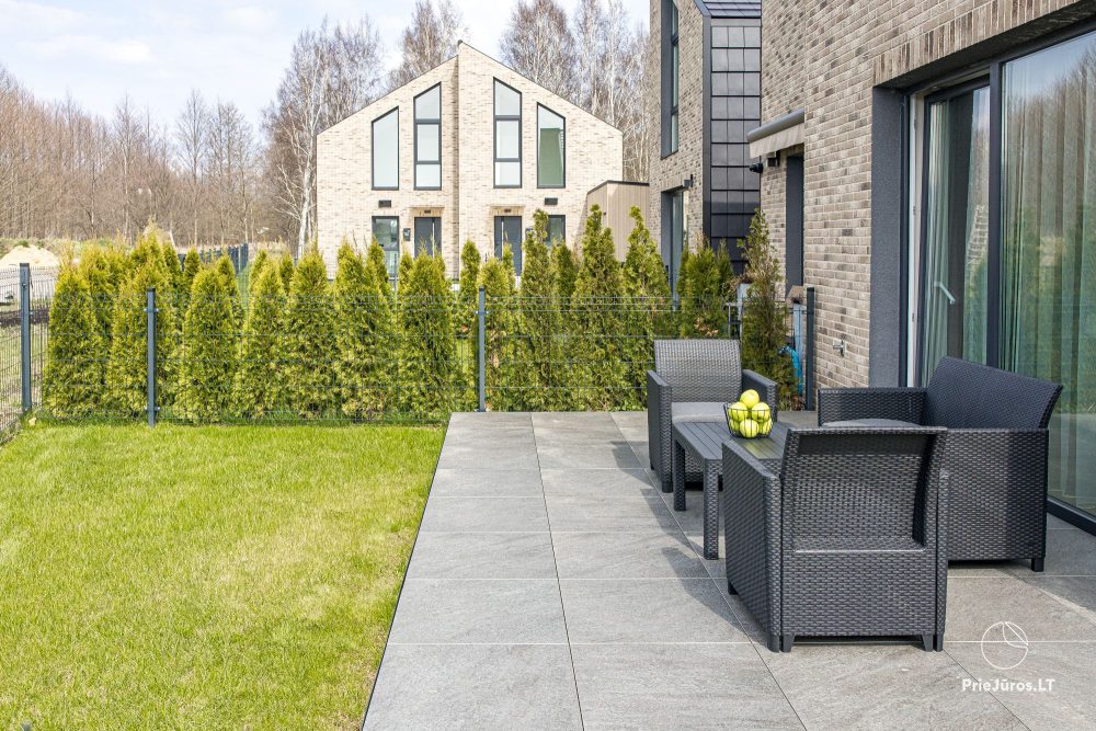Lyrika home - in Monciškės - geräumiges Stadthaus mit 2 Schlafzimmern und Terrasse für vier Personen, im neuen Viertel J7 Beržas mit Pools, Saunen und Grill