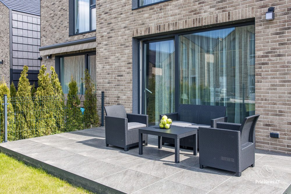 Lyrika home - in Monciškės - geräumiges Stadthaus mit 2 Schlafzimmern und Terrasse für vier Personen, im neuen Viertel J7 Beržas mit Pools, Saunen und Grill
