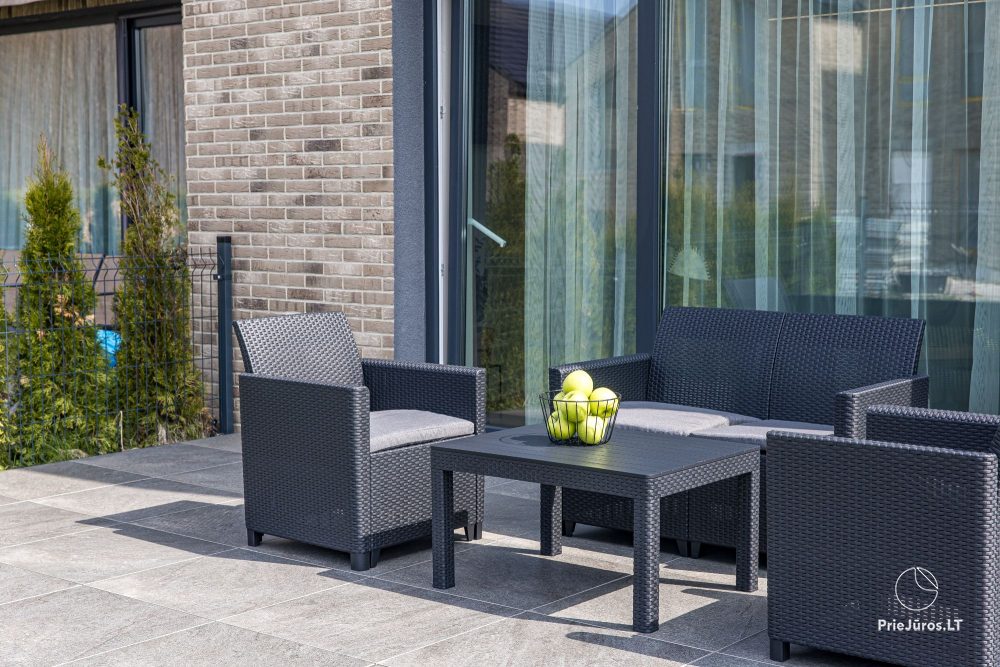Lyrika home - in Monciškės - geräumiges Stadthaus mit 2 Schlafzimmern und Terrasse für vier Personen, im neuen Viertel J7 Beržas mit Pools, Saunen und Grill