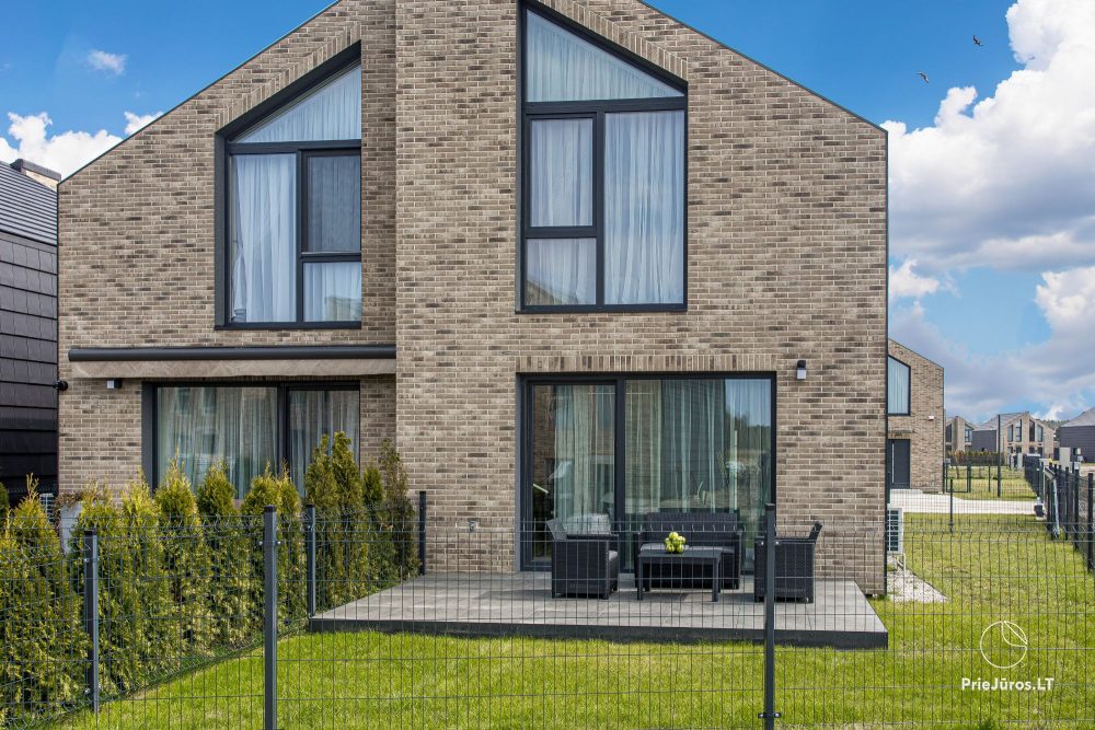 Lyrika home - in Monciškės - geräumiges Stadthaus mit 2 Schlafzimmern und Terrasse für vier Personen, im neuen Viertel J7 Beržas mit Pools, Saunen und Grill