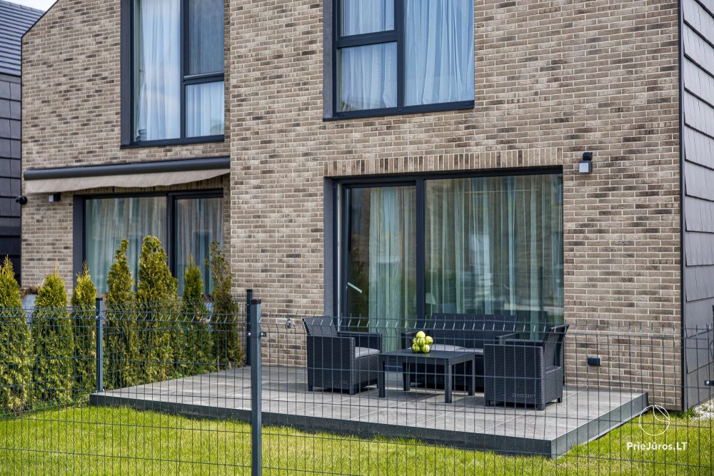 Lyrika home - in Monciškės - geräumiges Stadthaus mit 2 Schlafzimmern und Terrasse für vier Personen, im neuen Viertel J7 Beržas mit Pools, Saunen und Grill