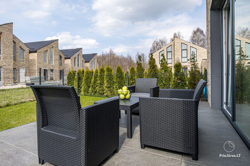 Lyrika home - in Monciškės - geräumiges Stadthaus mit 2 Schlafzimmern und Terrasse für vier Personen, im neuen Viertel J7 Beržas mit Pools, Saunen und Grill