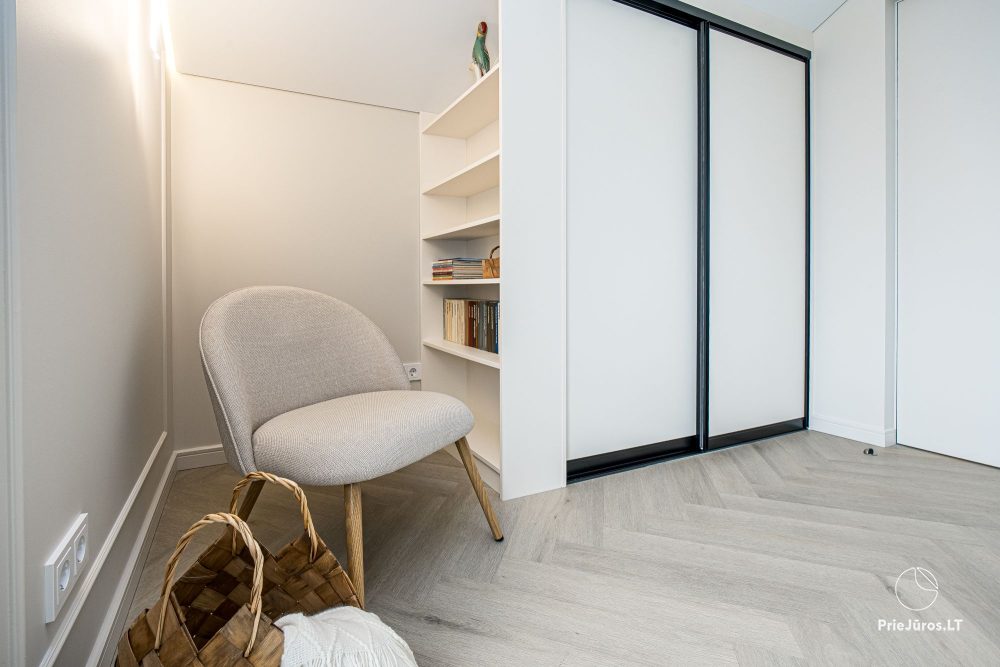 Novelė home - Geräumiges Zweizimmer-Cottage mit Terrasse für vier Personen in Monciškėse, im neuen Viertel J7 Beržas mit Pools und Saunen, Grill
