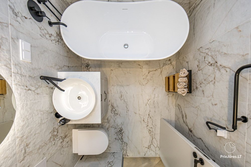 Novelė home - Geräumiges Zweizimmer-Cottage mit Terrasse für vier Personen in Monciškėse, im neuen Viertel J7 Beržas mit Pools und Saunen, Grill