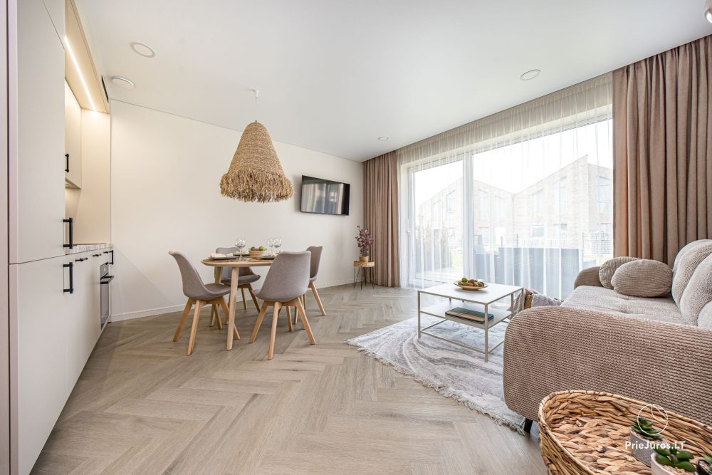Novelė home - Geräumiges Zweizimmer-Cottage mit Terrasse für vier Personen in Monciškėse, im neuen Viertel J7 Beržas mit Pools und Saunen, Grill
