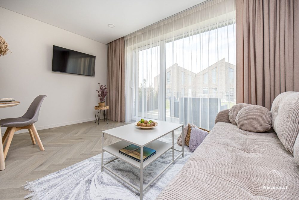 Novelė home - Geräumiges Zweizimmer-Cottage mit Terrasse für vier Personen in Monciškėse, im neuen Viertel J7 Beržas mit Pools und Saunen, Grill