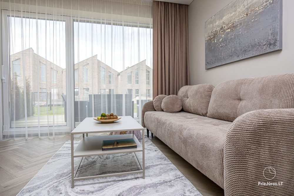 Novelė home - Geräumiges Zweizimmer-Cottage mit Terrasse für vier Personen in Monciškėse, im neuen Viertel J7 Beržas mit Pools und Saunen, Grill